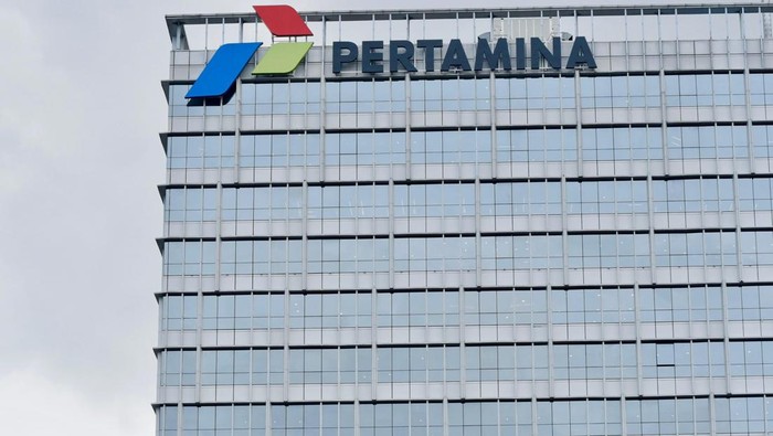 Petugas Pertamina memberikan keterangan pers soal kasus tata kelola minyak