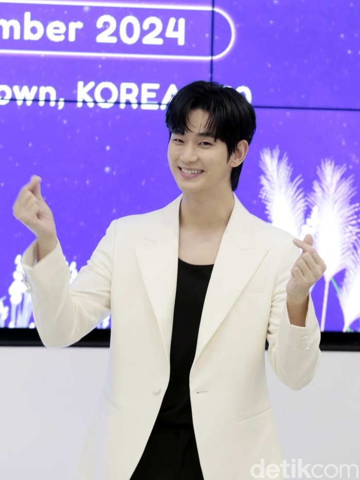 Kim Soo Hyun berdiri di depan apartemen mewah Galleria Foret, Seoul