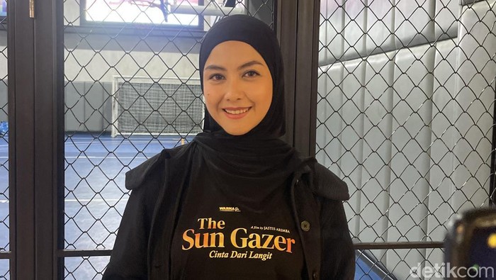 Revalina S Temat tampil anggun berhijab saat menghadiri konferensi pers film terbarunya